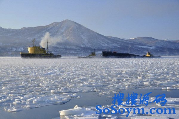 俄核潜艇进港壮观重现